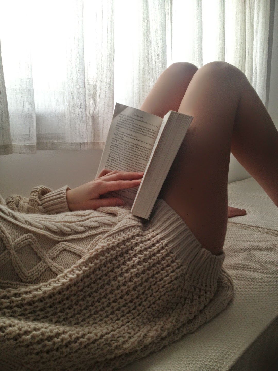 Девушка в пледе с книгой